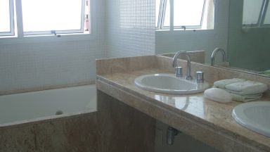 Banheiro de TV Cobertura Triplex Condomínio Pedra de Itaúna